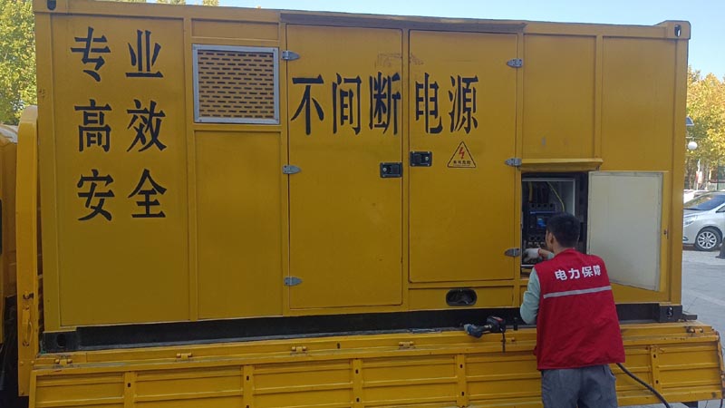 三山柴油发电机组和UPS电源配合使用时，如何避免切换过程中的电力中断？